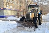 Уборка снега с городских улиц в Балакове продолжается